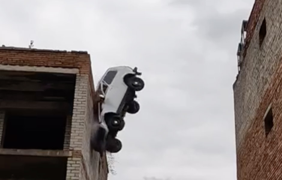 VIDEÓ: Nem így tervezte! Lezuhant a háztetőről egy Lada Nivával az orosz kaszkadőr