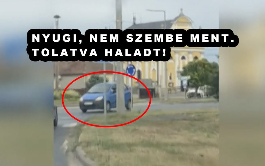 VIDEÓ: Tolatva ment végig az autós a városon. A körforgalom sem okozott neki problémát
