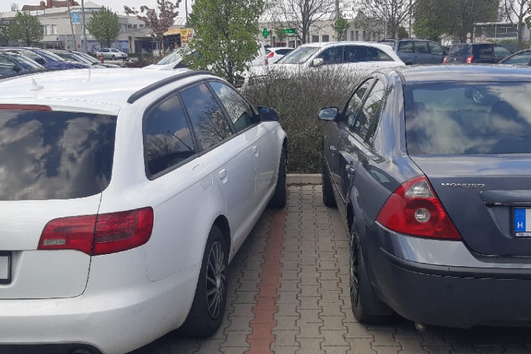 Tettlegességig fajult egy ferdén parkolás Veszprémben