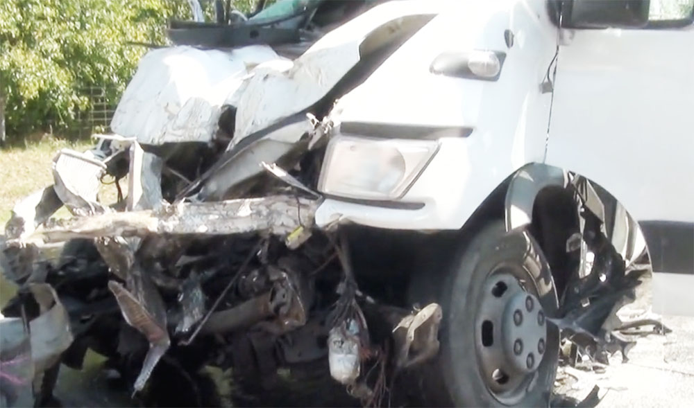 VIDEÓ: Belerohant egy álló sóderszállító teherautóba. Nem tudták az életét megmenteni
