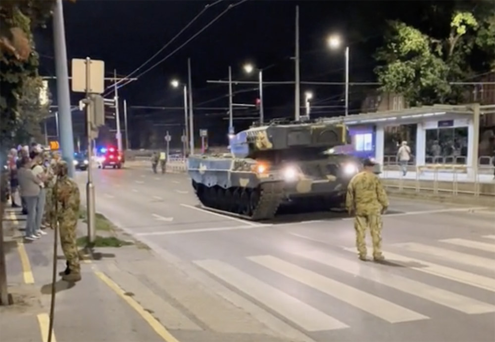 VIDEÓ: Egy hatalmas tank okozott meglepetést Budapest belvárosában tegnap este