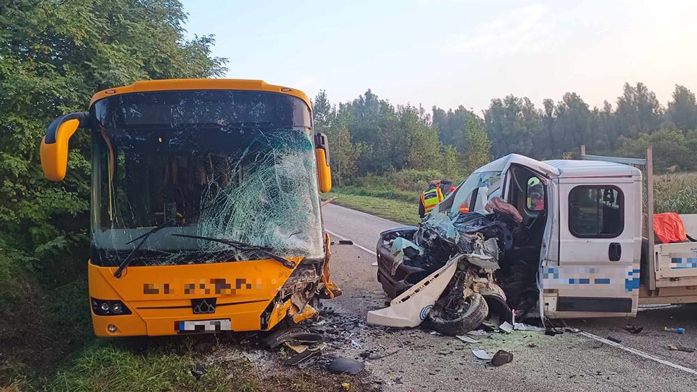 FOTÓK: Autóbusz ütközött kisteherautóval Bátaszéken
