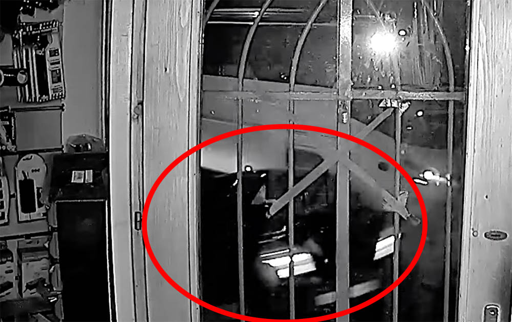 VIDEÓ: Egy üzlet biztonsági kamerája rögzítette a balesetet – Busz elé hajtott egy autós Szombathelyen