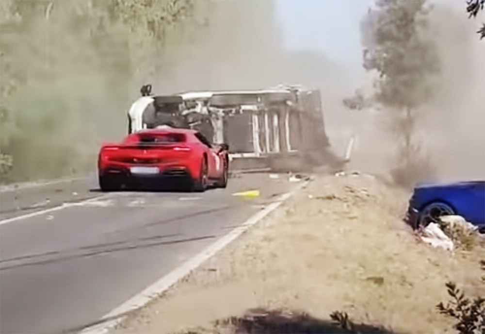VIDEÓ: Ketten meghaltak, amikor egy Ferrari és egy Lamborghini, valamint egy lakóautó ütközött Olaszországban