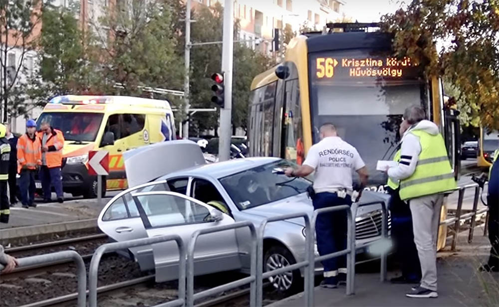 Kisiklott egy villamos a 11. kerületben, amikor egy autóval ütközött – VIDEÓ