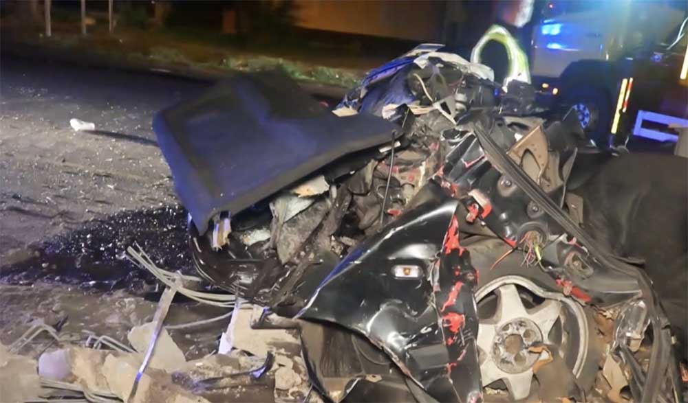 VIDEÓ: A 19 éves sofőr autójára egy három tonnás beton villanyoszlop zuhant rá, mert nekihajtott
