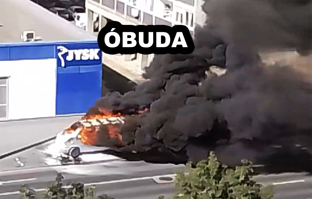 Videón a hatalmas lángokkal kiégő autó és annak eloltása