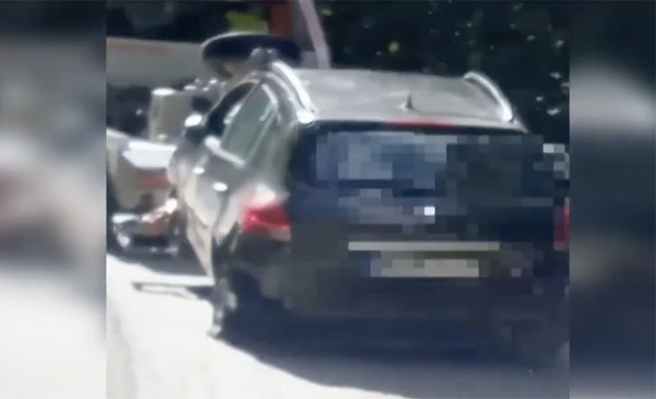 VIDEÓ: Menet közben levált a gumi a kerékről, így vontatta tovább a tréler a műszaki hibás autót.
