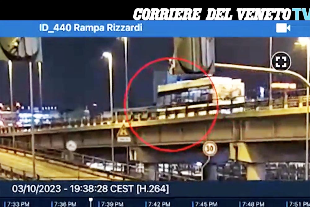 VIDEÓ: Térfigyelő rögzítette, valamint újabb részletek is kiderültek a velencei buszbalesetről