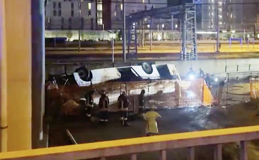 VIDEÓ: Lezuhant egy busz egy felüljáróról, 21-en meghaltak Velence közelében