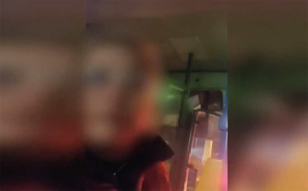 Videón, ahogy a sofőrrel és az utasokkal üvöltözött egy nő a 98-as buszon