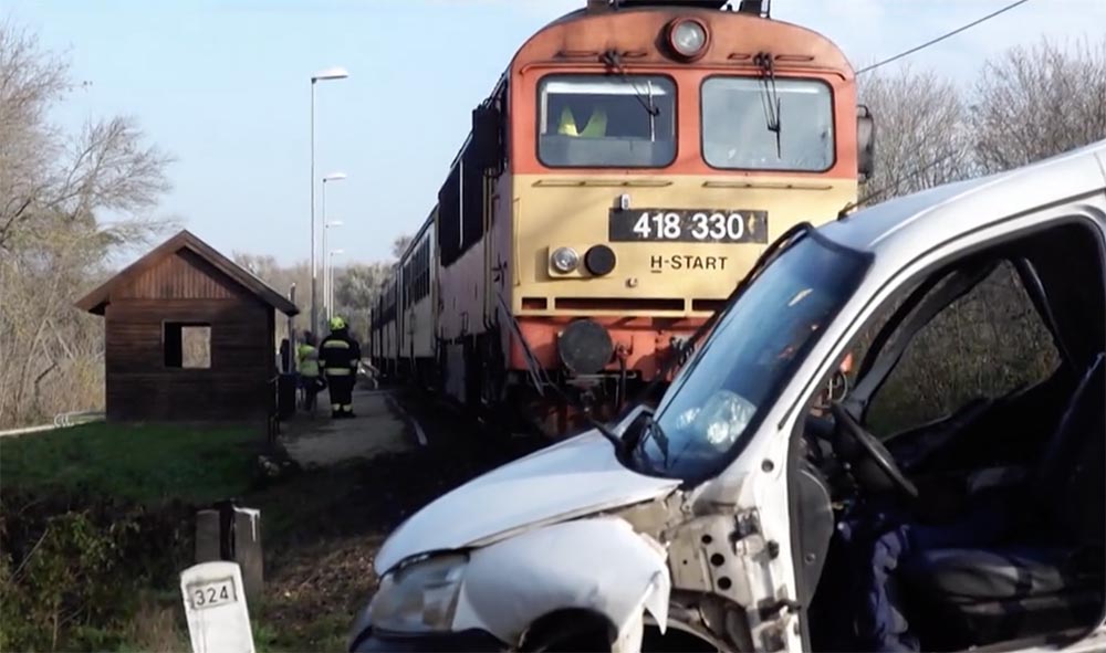 VIDEÓ: A sofőr nem vette észre a vonatot és elé hajtott