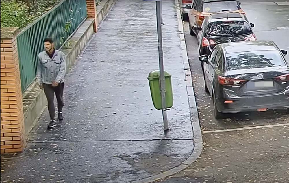Meglepően jó minőségű videó készült egy tolvajról a VI. kerületben. Keresi a rendőrség