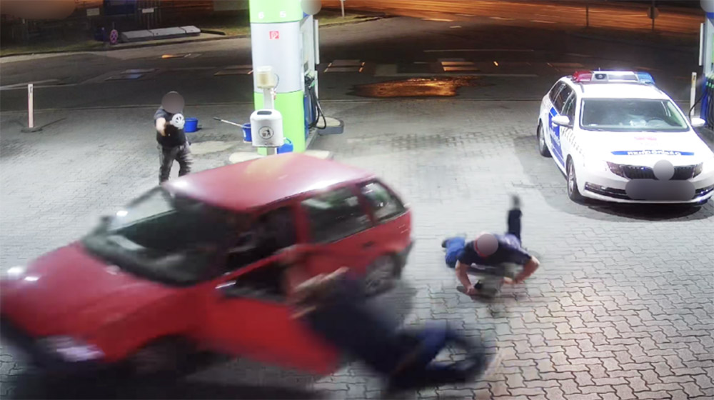 VIDEÓ: Rendőrt és egy polgárőrt sodort el autójával a fiatal férfi egy újpesti benzinkúton