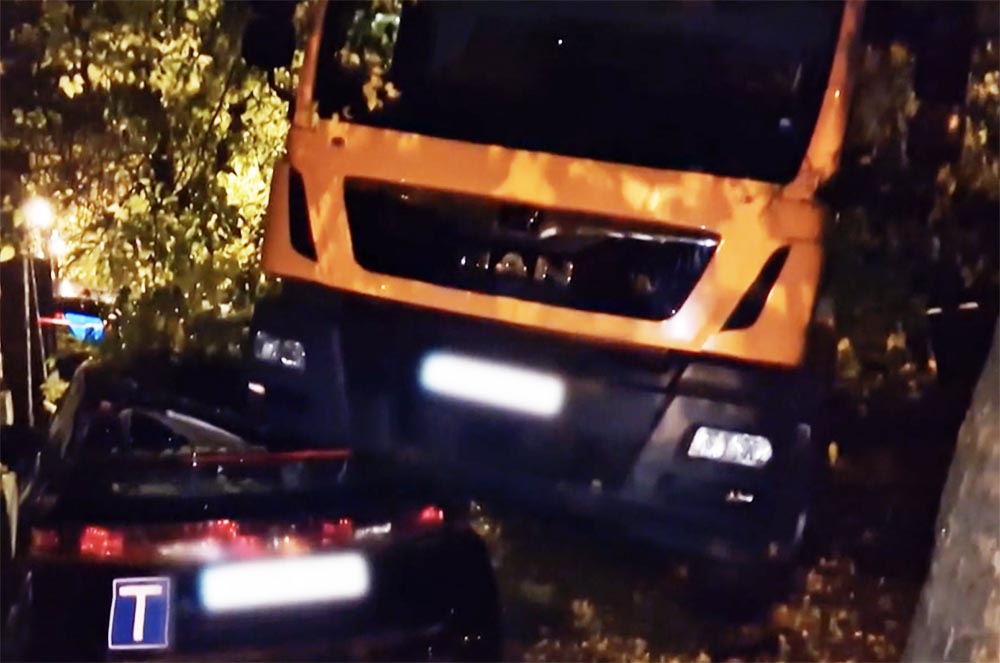 VIDEÓ: Autót zúzott össze egy konténerszállító teherautó Budapest II. kerületében