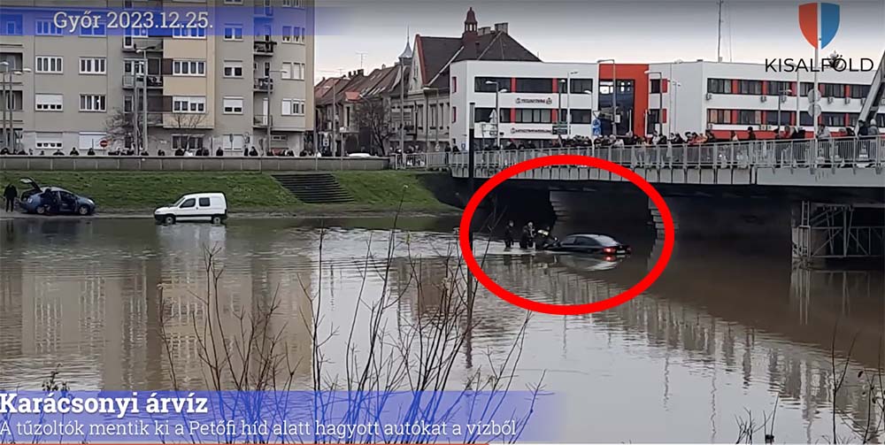 VIDEÓ: A híd alatti parkolóban hagyták autóikat. Ki kellett mentenie a tűzoltóknak a járműveket Győrben