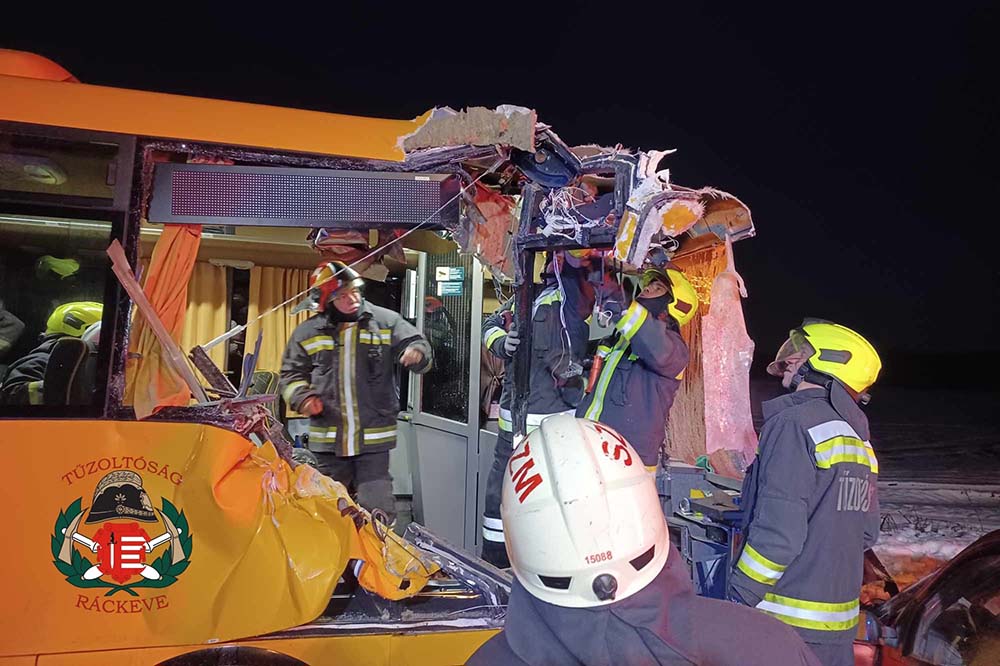 Buszbaleset az 51-esen: Kamionnal és személyautóval ütközött egy menetrend szerint Volánbusz
