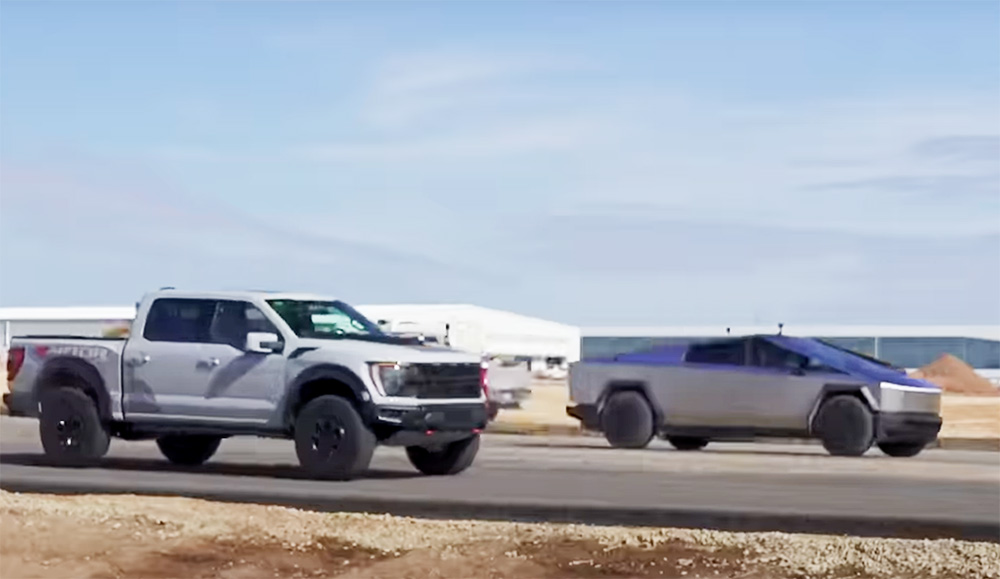 VIDEÓ: Cybertruck Vs. 700 lóerős Ford F-150 Rapor R – homokon