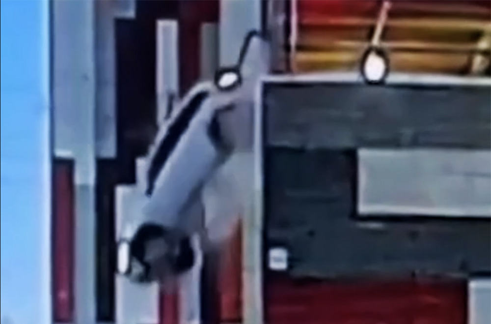 VIDEÓ: A harmadik emeletről zuhant le egy részeg sofőr az autójával Oroszországban