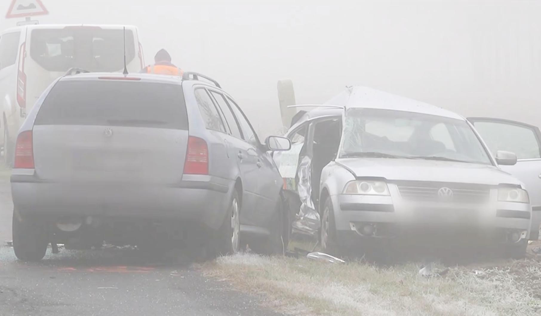 VIDEÓ: Hatalmas ködben történt a halálos baleset. Meghalt a 83 éves sofőr