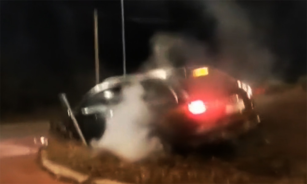 Első kerék nélkül körforgalomba csapódott egy Audi a 17. kerületben – VIDEÓ