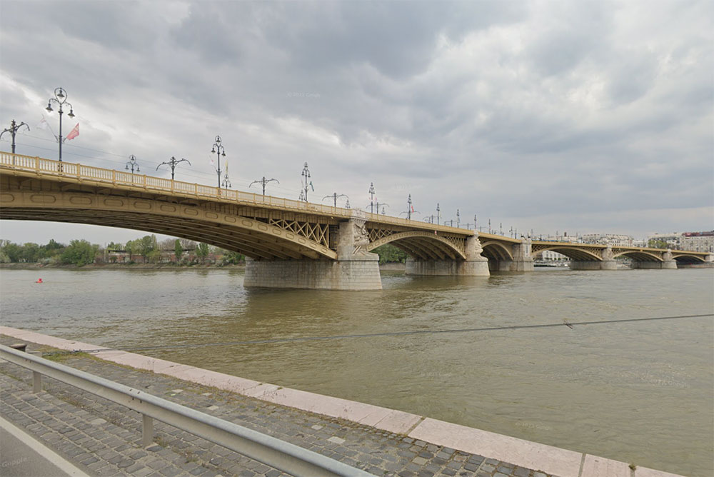 Teherhajó ütközött a Margit híd egyik pillérének
