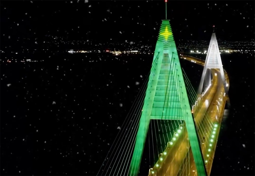 Holnaptól újra karácsonyfává változik a Megyeri híd. Több dologra figyelmeztet a Magyar Közút