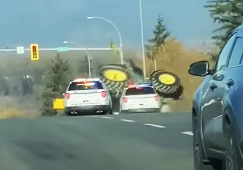 Traktorral akart elmenekülni a rendőrök elől. Csúnya vége lett – VIDEÓ