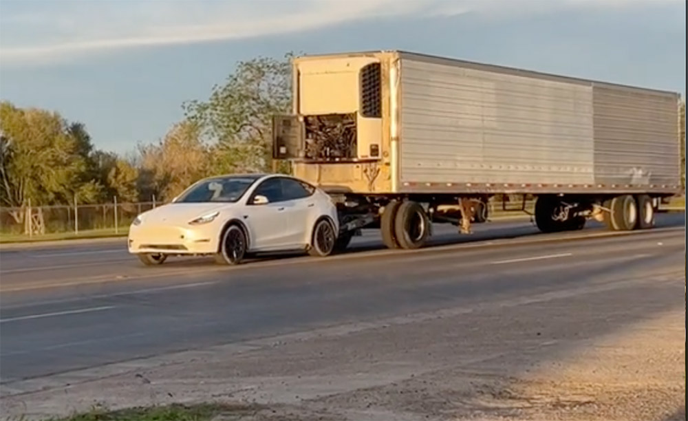 VIDEÓ: Kb. 16 méteres pótkocsit vontatott egy Teslával, majd elmenekült