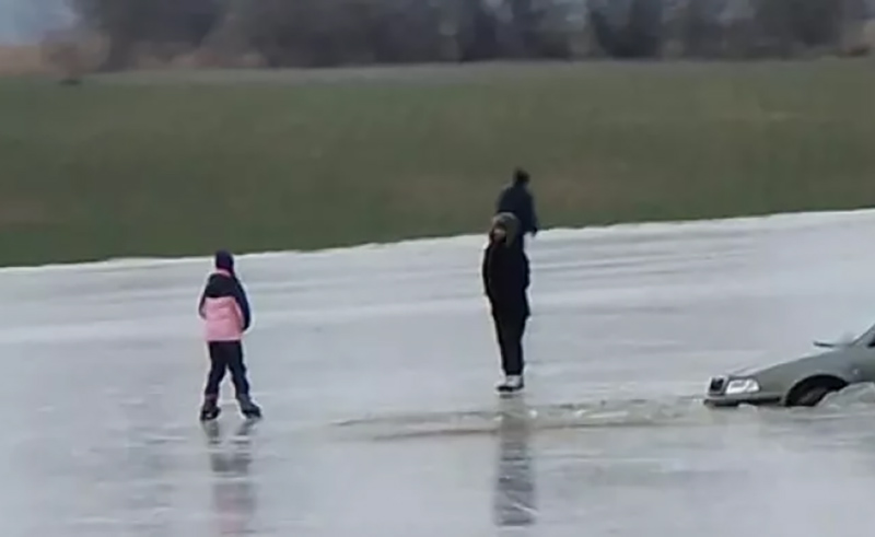 Korcsolyázni indult kocsijával egy fiatal férfi szombaton Szlovákiában. Beszakadt a jég – FOTÓ
