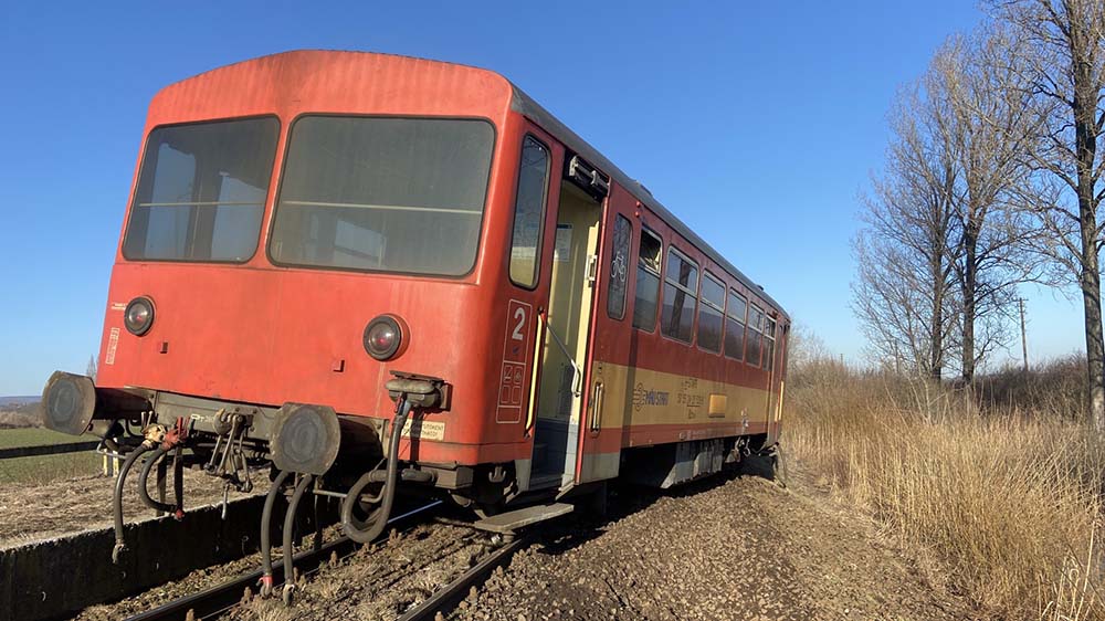 Még a vonat is kisiklott az ütközéstől, amikor egy autóval ütközött Fehérvárcsurgónál – FOTÓK