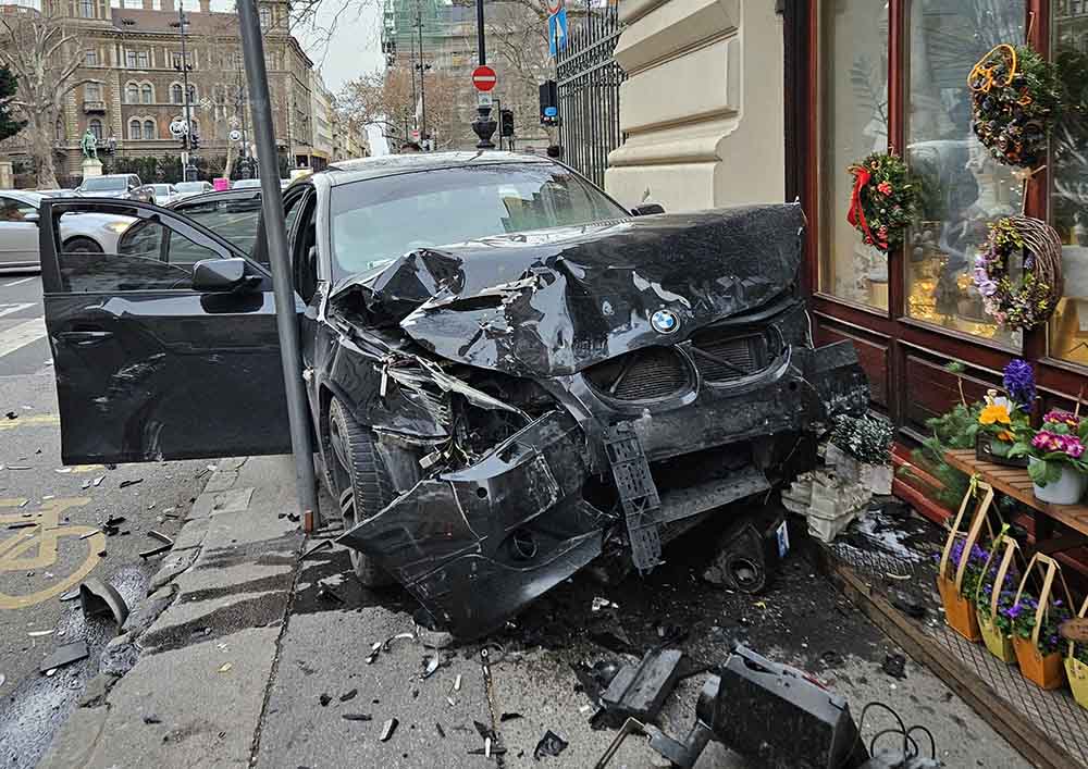 FOTÓK: Egy másodpercen múlott olvasónk élete – BMW csapódott a falnak a Kodály köröndön