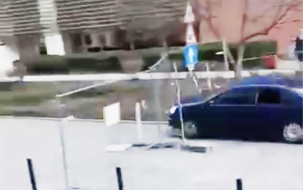 Mintha filmforgatás lett volna, úgy tarolta le a 8. kerületben a kordonokat egy autós – VIDEÓ