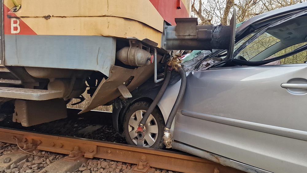 30 méteren át tolta a kocsit maga előtt a vonat Szarvaskő és Mónosbél között – FOTÓK