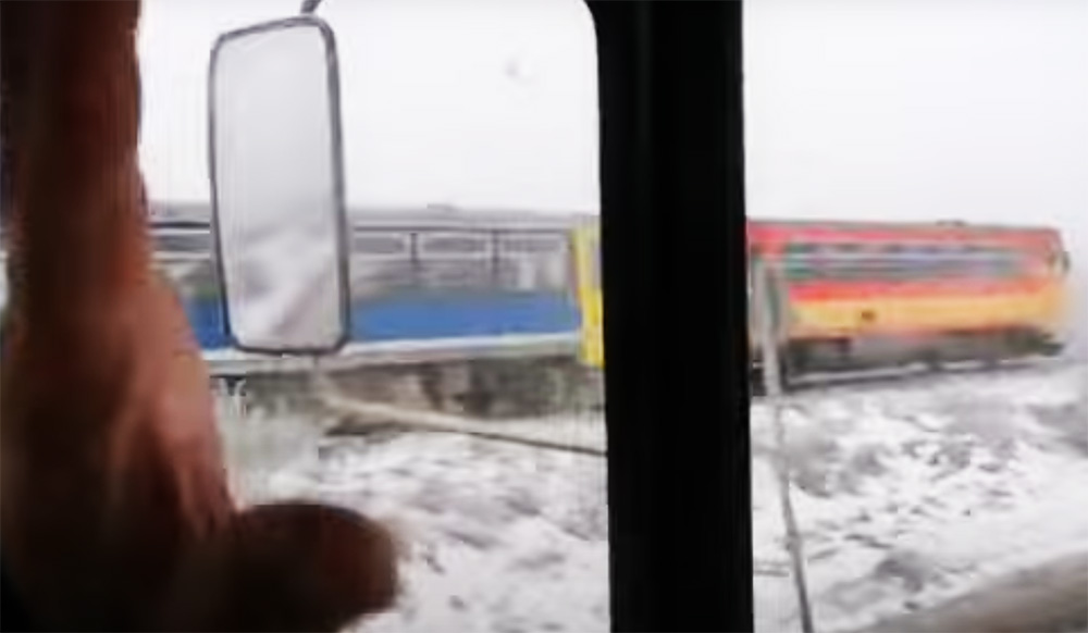 Traktorral előzték le a MÁV motorvonatát – VIDEÓ