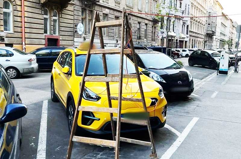 Épített magának egy töltőhelyet a VII. kerületben egy taxis – FOTÓK