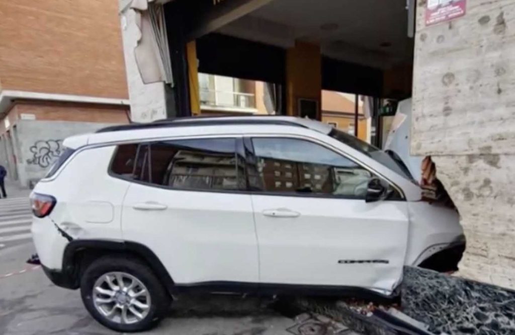 Nagy sebességgel a kávézóba csapódott egy autó Torinóban