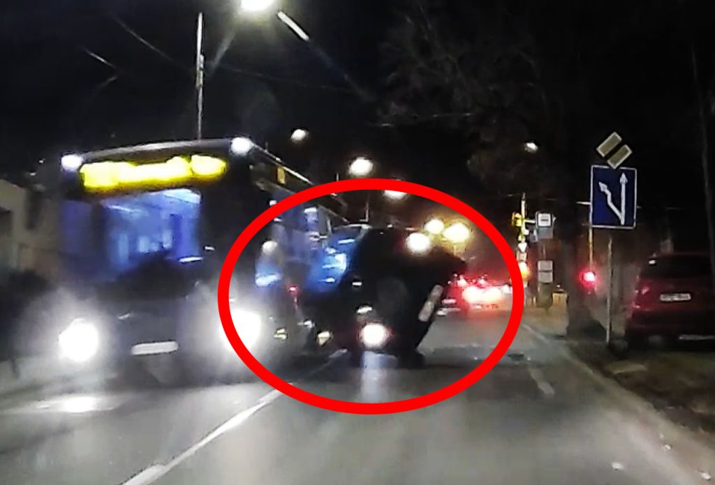 VIDEÓ: Autónak, majd busznak ütközött a Suzuki. Az oldalán állt meg az Orbánhegyi úton