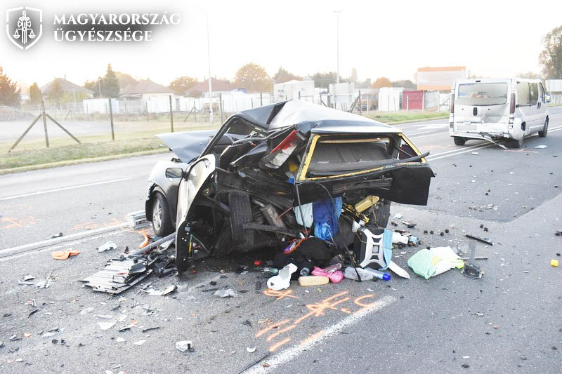 FOTÓK: Hátulról csapódott bele az álló autóba