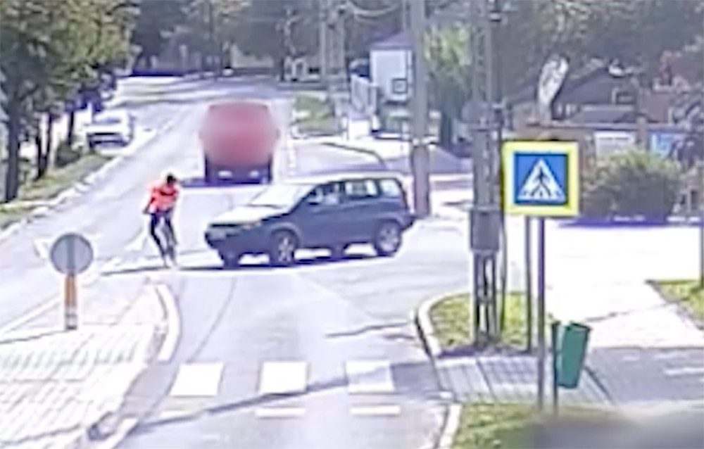 Próbált menteni a biciklis, de elütötte az autó – VIDEÓ
