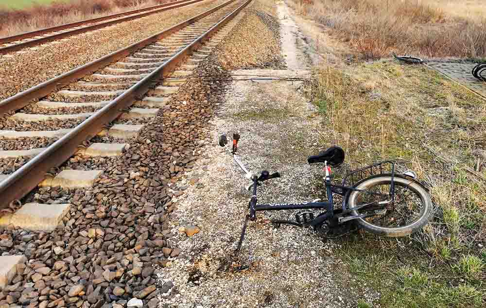 Kitépte a bicikli első kerekét a vonat, de a kerékpáros túlélte a balesetet – FOTÓK