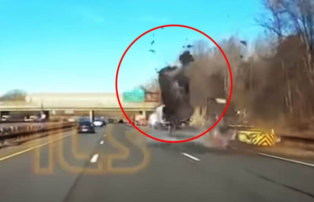 VIDEÓ: Élve úszta meg a horrorbalesetet a sportkocsi sofőrje