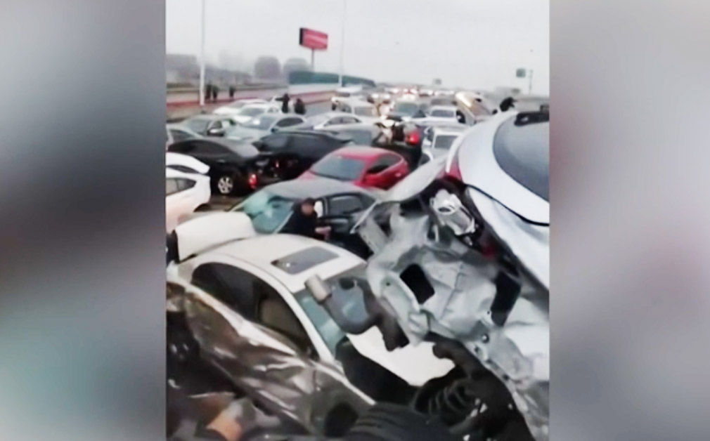 Ilyen, amikor több mint 100 autó rohan egymásba – VIDEÓ