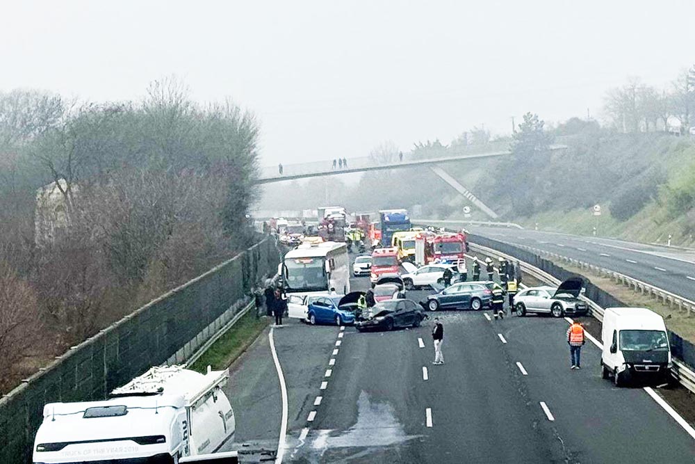 Tömegbaleset történt az M7-es autópályán a köd miatt, halálos áldozat is van