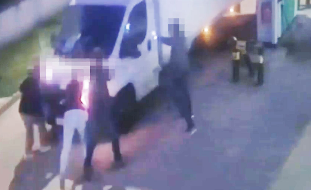 Eléálltak és próbálták megfékezni, de félrelökte őket kisteherautójával – VIDEÓ
