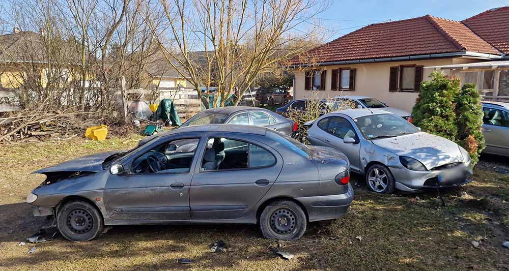 VIDEÓ: Öt darab – kertben álló – autót tört össze egy megcsúszó autós