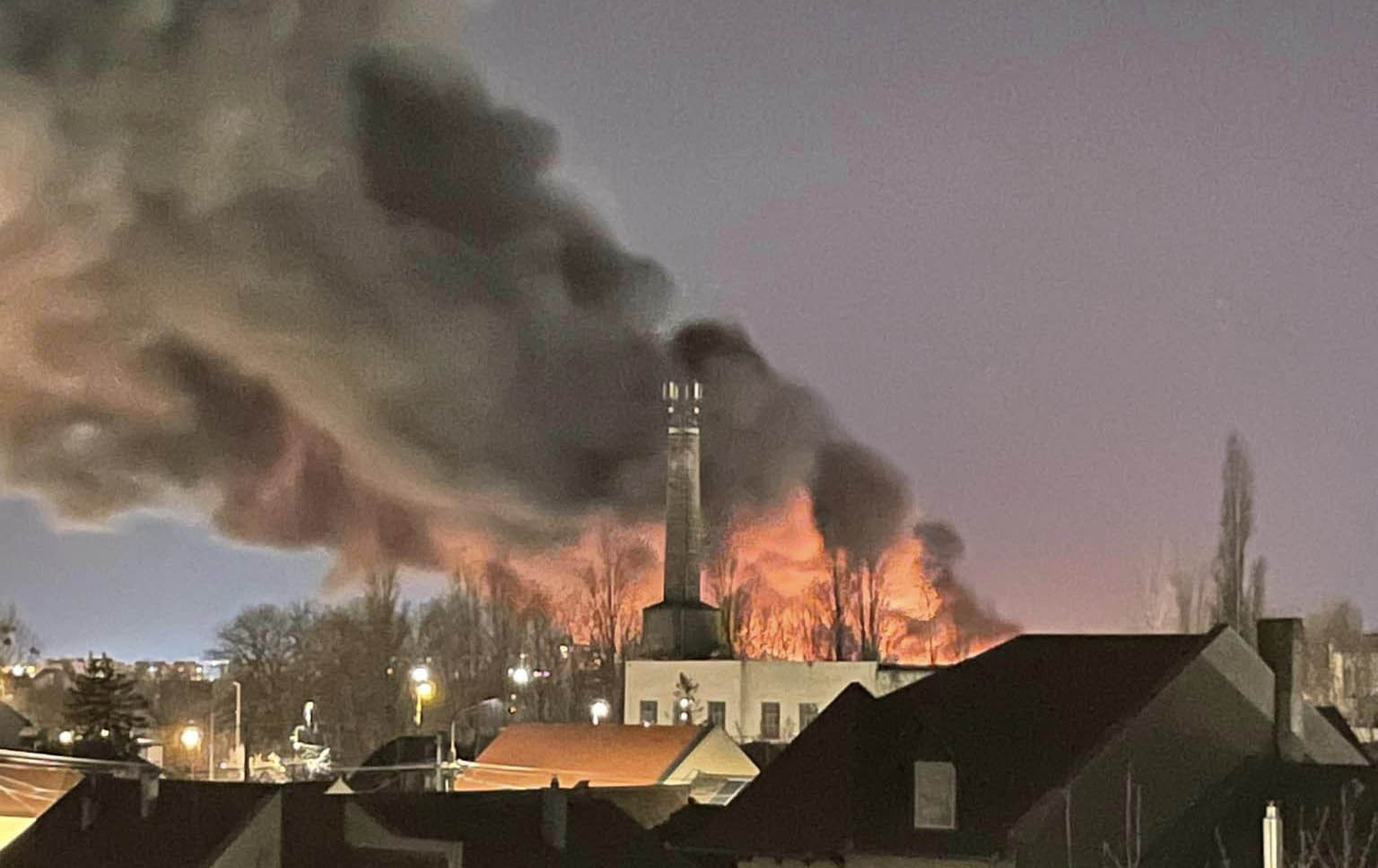 Több ezer négyzetméteren, hatalmas lángokkal ég egy kertészet Budapesten