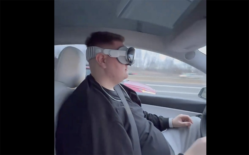 VIDEÓ: Az Apple virtuálisvalóság-szemüvegében vezetett. Őrizetbe vették