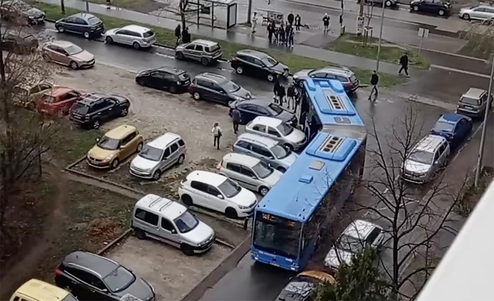 Egy csuklós busz tévedt el a Havanna lakótelepen