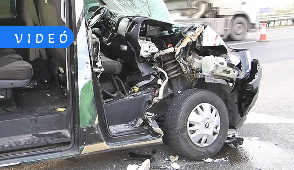 Gyerekeket szállító kisbusz kamionnal és egy autóval ütközött az M5-ön